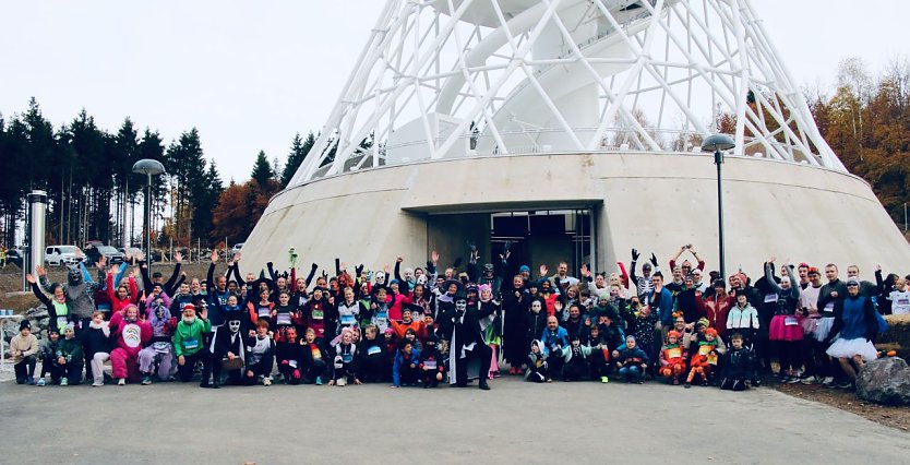 Hunderte L&auml;uferinnen und L&auml;ufer kamen zum Hexenbesen, die meisten kost&uuml;miert (Foto: agl)