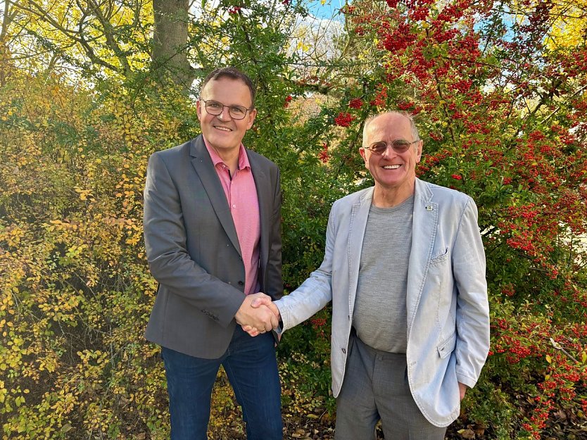 Herzlicher H&auml;ndedruck auf dem herbstlichen Campus: Hochschulpr&auml;sident Prof. Dr. J&ouml;rg Wagner begr&uuml;&szlig;t Professor J&uuml;rgen Poerschke anl&auml;sslich seines 80. Geburtstags an der Hochschule Nordhausen. (Foto: Tina Bergknapp)