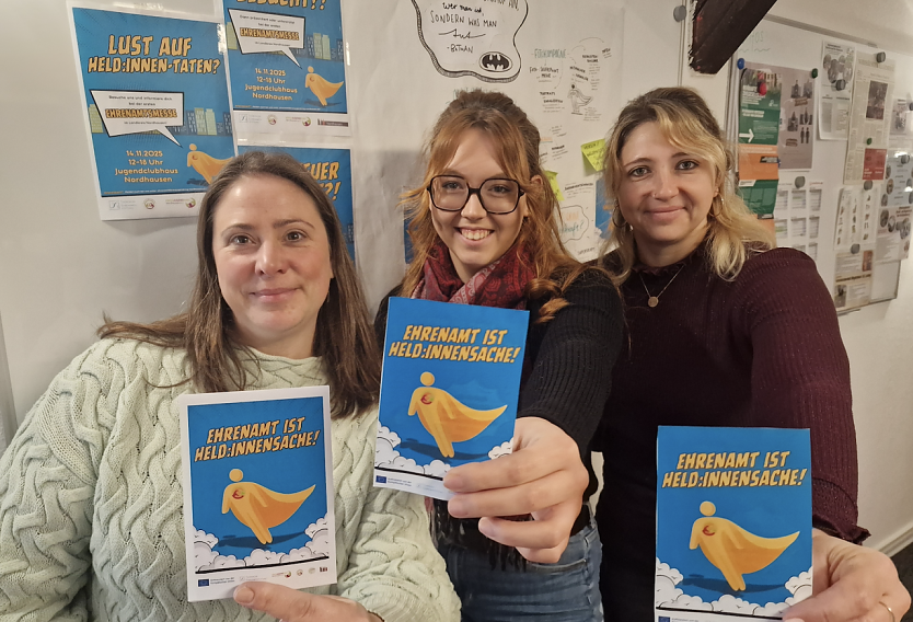 Heldenhaftes Ehrenamt, v.l.: Franziska He&szlig;ler, Marie Wand und Nadja G&uuml;lzow organisieren f&uuml;r die Freiwilligenagentur die Ehrenamtsmesse im Clubhaus (Foto: agl)