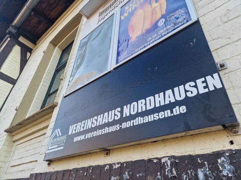 Ein Schild am Clubhaus verk&uuml;ndet es: hier steht ein Vereinsheim, passende Internetadresse inklusive (Foto: agl)