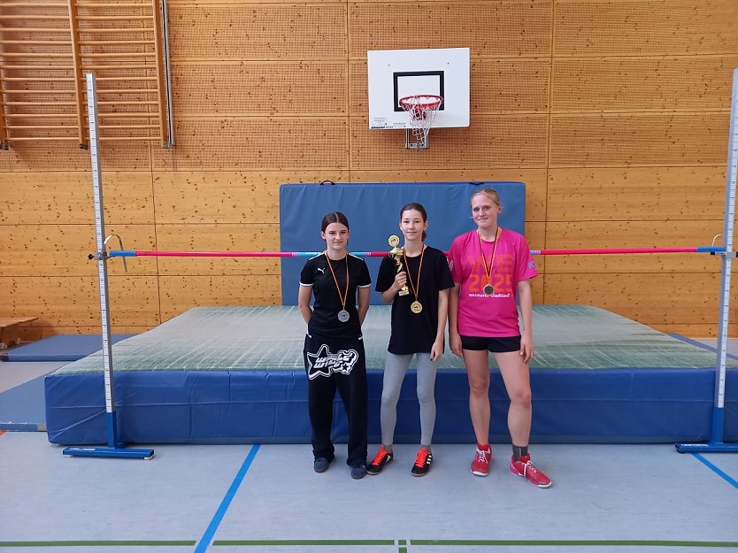 Hoch hinaus - die jungen Springerinnen des Schillergymnasiums (Foto: Josefine Vargas) Hoch hinaus - die jungen Springerinnen des Schillergymnasiums (Foto: Josefine Vargas)