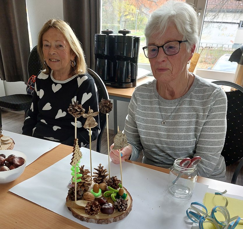 Weihnachtsbasteln im Seniorentreff Jecha (Foto: Wolfgang Dittrich) Weihnachtsbasteln im Seniorentreff Jecha (Foto: Wolfgang Dittrich)