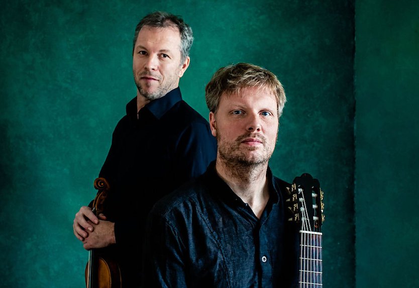 v.li.n.re. Thomas Fleck (Geige); Malte Vief (Gitarre) (Foto: Anne Hornemann)