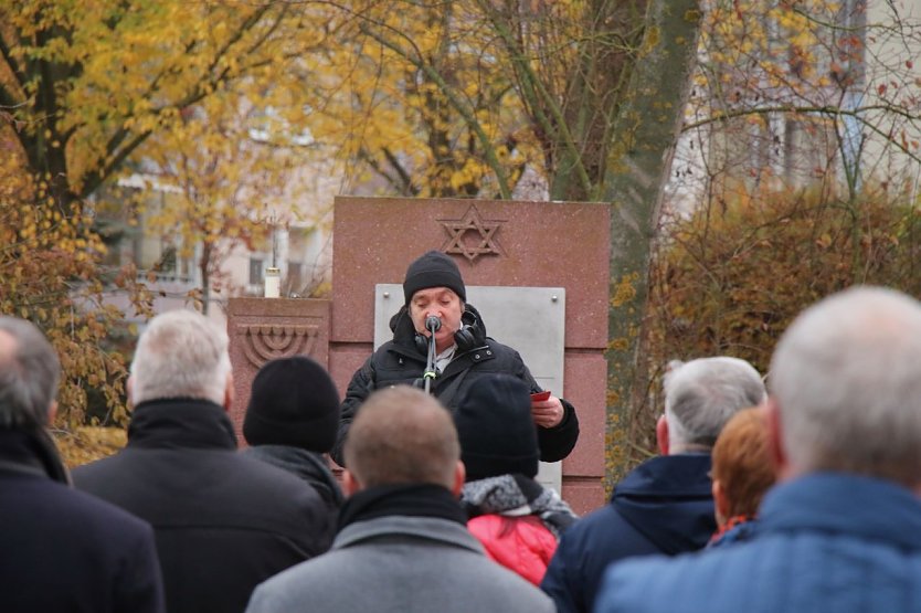 Am Gedenkstein der alten Synagoge wurde heute der Pogromnacht von 1938 gedacht (Foto: agl)