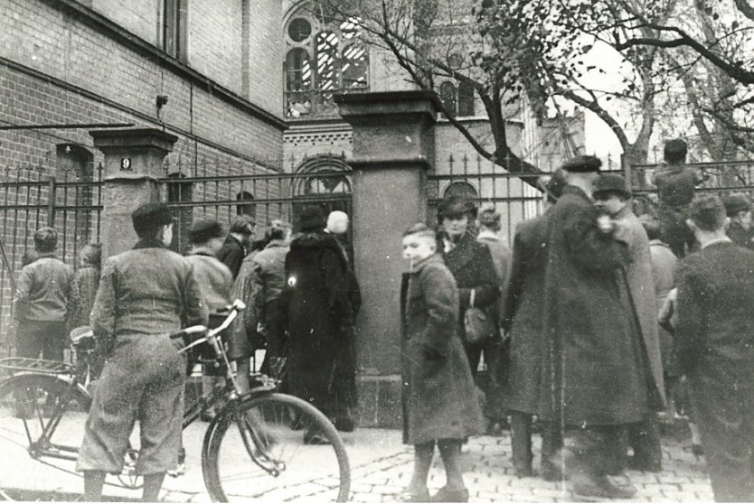 Am 10.11.1938 besichtigen Neugierige die ausgebrannte Synagoge (Foto: Verlag Iffland)