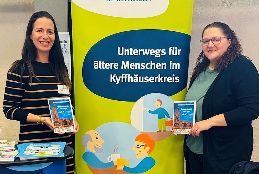 Monique Ke&szlig;ler von der VHS Kyffh&auml;userkreis und Bianca Schr&ouml;der vom AGATHE-Projekt zeigen stolz den neuen Klimaschutz-Ratgeber (Foto:  Yvonne Koch, Landratsamt Kyffh&auml;userkreis)