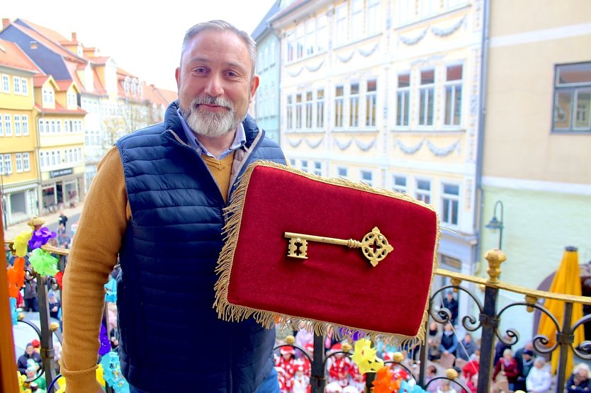 Bürgermeister Matthias Reinz gab den Rathausschlüssel an die Kinder ab (Foto: Eva Maria Wiegand) Bürgermeister Matthias Reinz gab den Rathausschlüssel an die Kinder ab (Foto: Eva Maria Wiegand)