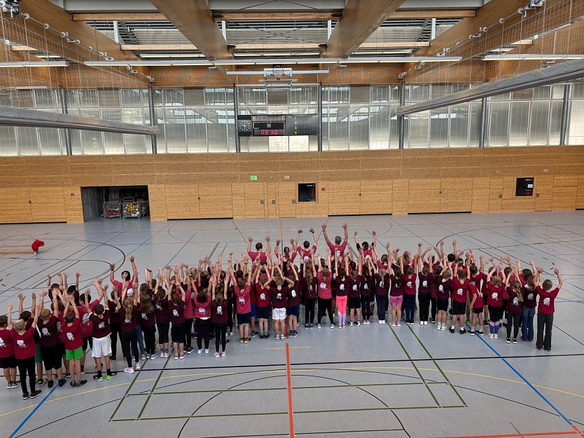 Die 5. Klassen des Schiller-Gymnasiums freuten sich heute &uuml;ber neue Schul-Shirts (Foto: Schillergymnasium Bleicherode)