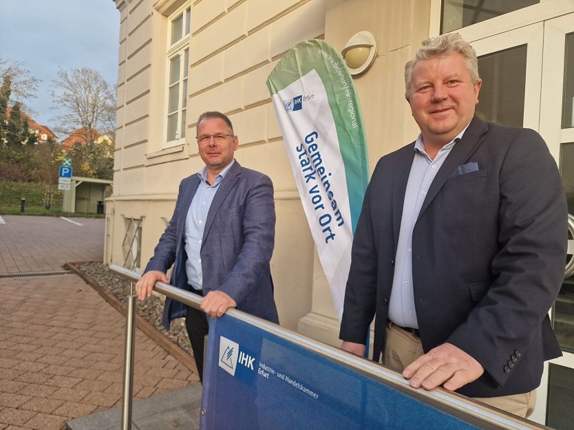 Ulrich Schlegel und Christian B&ouml;duel vor der Gesch&auml;ftsstelle der IHK in Nordhausen (Foto: agl)