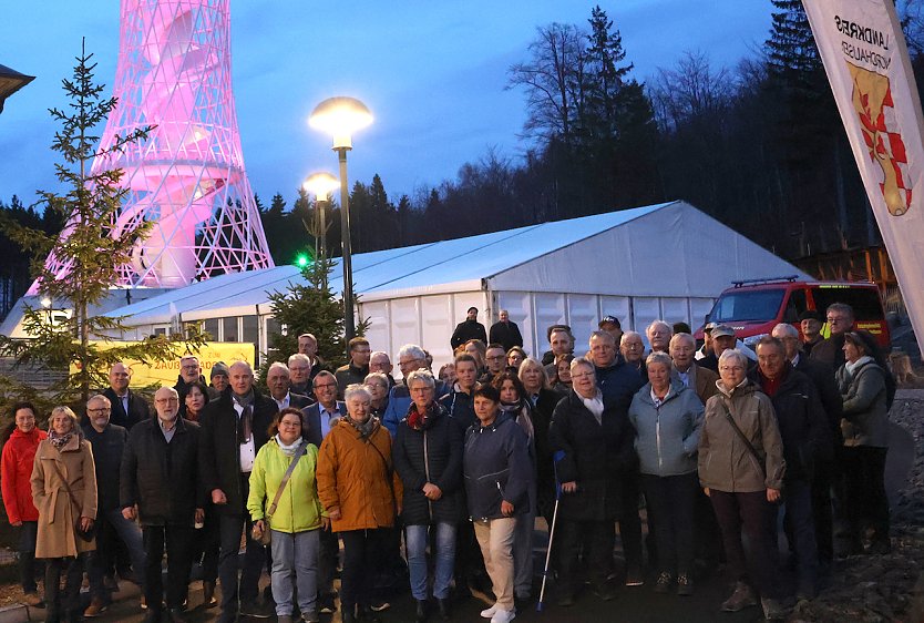 Ausgezeichnete Ehrenamtler vor dem Hexenbesen (Foto: Nicole Mattern) Ausgezeichnete Ehrenamtler vor dem Hexenbesen (Foto: Nicole Mattern)