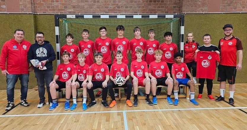 Neue Trainingsshirts für Salzas C-Junioren (Foto: M.Kirchhoff) Neue Trainingsshirts für Salzas C-Junioren (Foto: M.Kirchhoff)