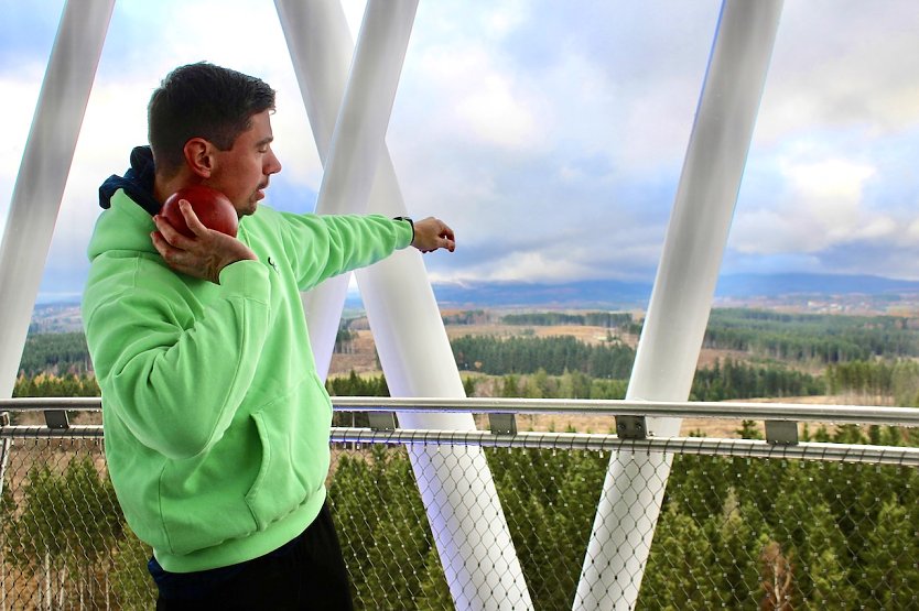 Perfekte K&ouml;rperhaltung beim Wettk&auml;mpfer: David Storl auf dem Harzer Hexenbesen (Foto: Eva Maria Wiegand)