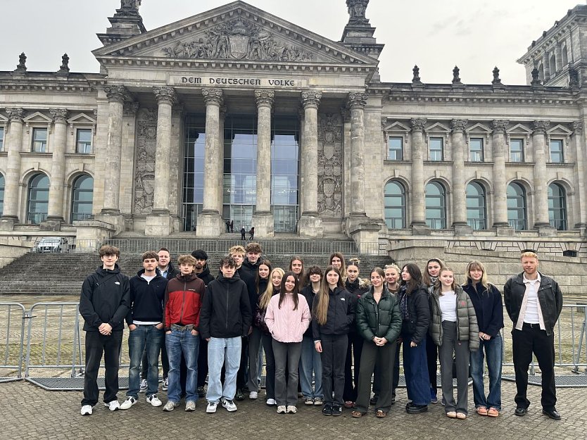 Der Kurs vor dem Bundestag (Foto: Humboldt-Gymnasium)
