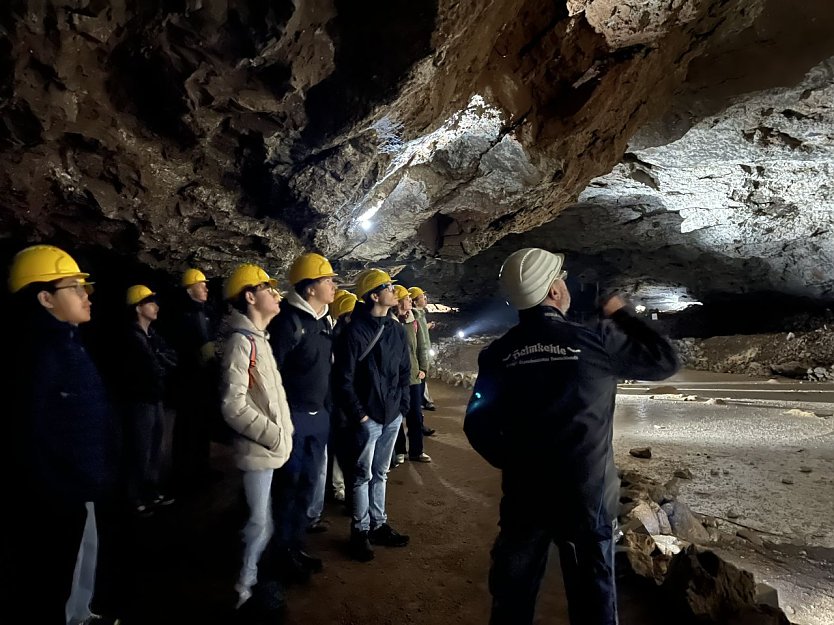 Die Sch&uuml;ler des Humboldt-Gymnasiums in der Heimkehle (Foto: Humboldt-Gymnasium)