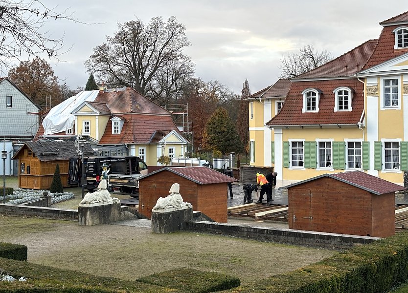 Noch wird im Kurpark fleißig gewerkelt: Am 28. November wird die Eisbahn eröffnet (Foto: oas) Noch wird im Kurpark fleißig gewerkelt: Am 28. November wird die Eisbahn eröffnet (Foto: oas)