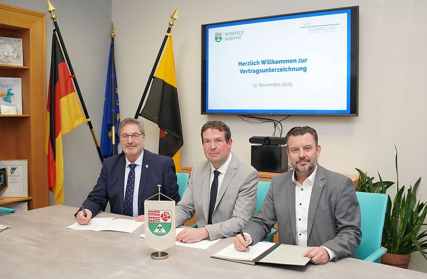 Gesch&auml;ftsf&uuml;hrers der Verkehrsgesellschaft S&uuml;dharz mbH (VGS), Herrn Nils Oppermann (re.), in der Kreisverwaltung Mansfeld-S&uuml;dharz (Foto: Rober M&uuml;ller)