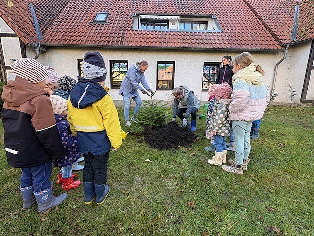 Baumpflanzchallenge in der Kita Petersdorf (Foto: Stadtverwaltung Nordhausen)