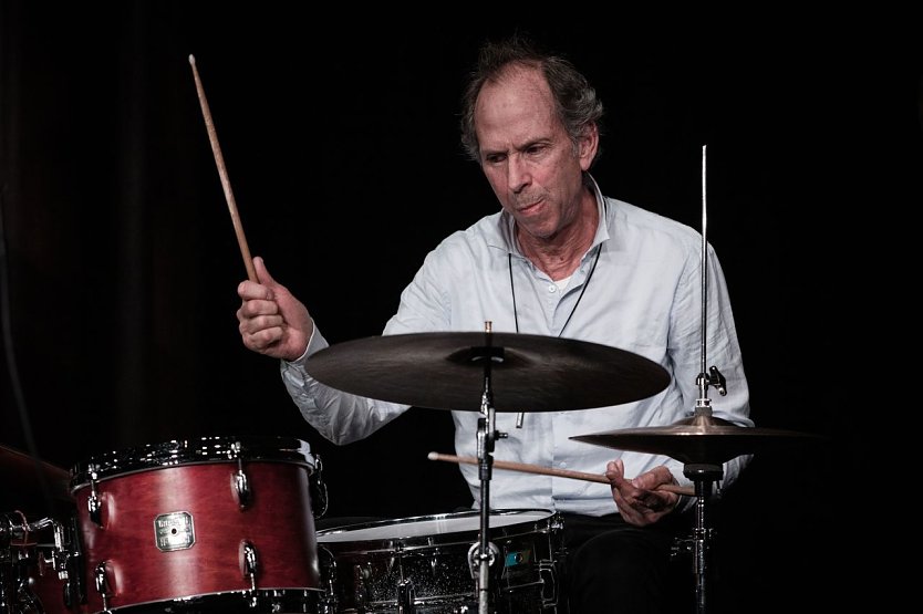 Rick Hollander an dem Drums (Foto: Wolfgang Feik)