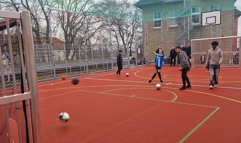 Die jungen Bewohner der Einrichtung k&ouml;nnen sich auf dem Bolzplatz ordentlich austoben (Foto: agl)