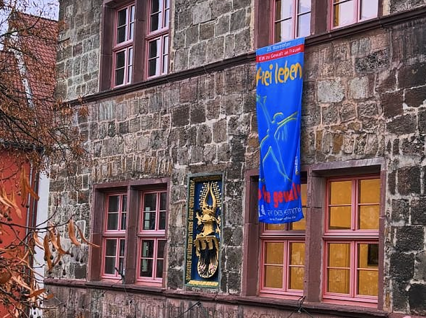 Zum Internationalen Tag zur Beseitigung von Gewalt gegen Frauen wehte am Rathaus wieder die blaue Fahne (Foto: Stadt Nordhausen)