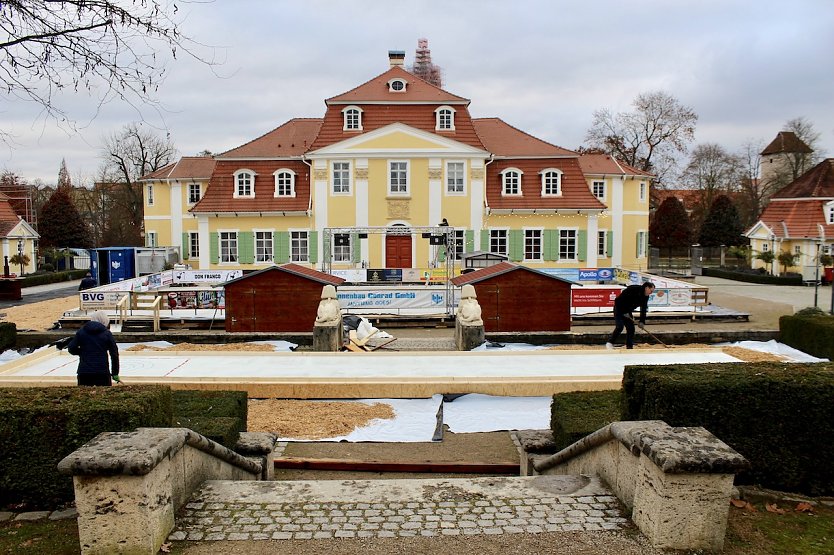 Die Vorbereitungen f&uuml;r das gro&szlig;e Eisbahnspektakel im Schl&ouml;sschenpark laufen auf Hochtouren (Foto: Eva Maria Wiegand)