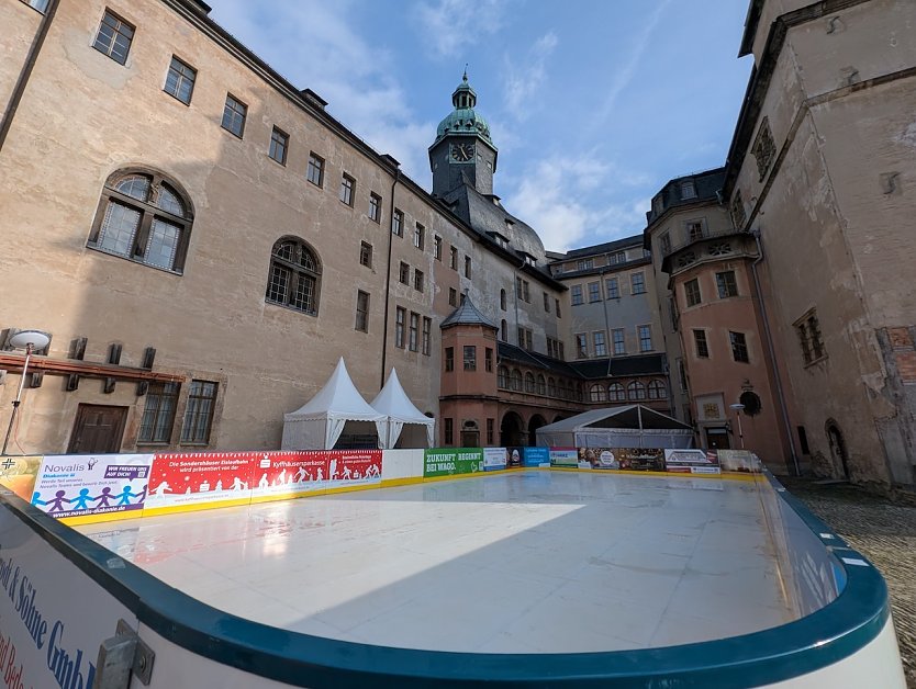 Die Eisbahn ist fertig aufgebaut und wird am Sonntag im Schlosshof Sondershausen er&ouml;ffnet (Foto: Janine Skara)