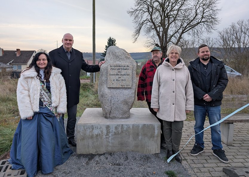 Blutbuchenk&ouml;nigin Silvia, die I. (li.) , B&uuml;rgermeister Steffen Grimm (2.v.li.), Initiator und Berkaer Bernd Fischer (3.v.re.), Susanne Pautz-Nissen, Fachgebietsleiterin f&uuml;r Tiefbau und Gr&uuml;n (2.v.re.), und Christoph Michael G&ouml;rg, Ortsteilb&uuml;rgermeister von Berka (re.) weihten gemeinsam den neuen Gedenkstein ein (Foto: Janine Skara)