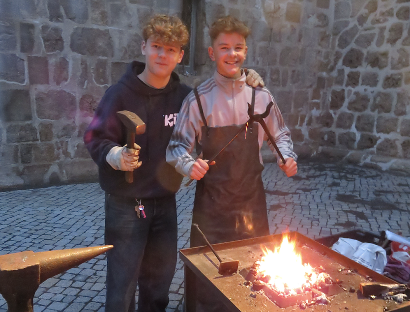 An der kleinen Schmiede darf man auch mal mit dem Feuer arbeiten (Foto: Frank Tuschy) An der kleinen Schmiede darf man auch mal mit dem Feuer arbeiten (Foto: Frank Tuschy)