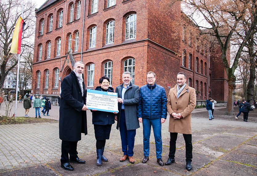 Infrastrukturminister Steffen Sch&uuml;tz &uuml;bergab einen Zuwendungsbescheid an den Landrat des Unstrut-Hainich-Kreises, Thomas Ahke (Mitte) (Foto: "TMDI / B. Schmidt" )