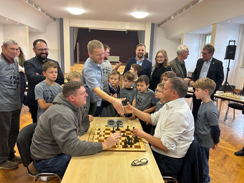 Der Ministerpr&auml;sident wei&szlig; was er tut - gegen Andreas Paul aus dem Bickenrieder Club, einem der besten Blitzschachspieler Th&uuml;ringens, gewann Voigt drei mal (Foto: SC 51 Nordhausen)
