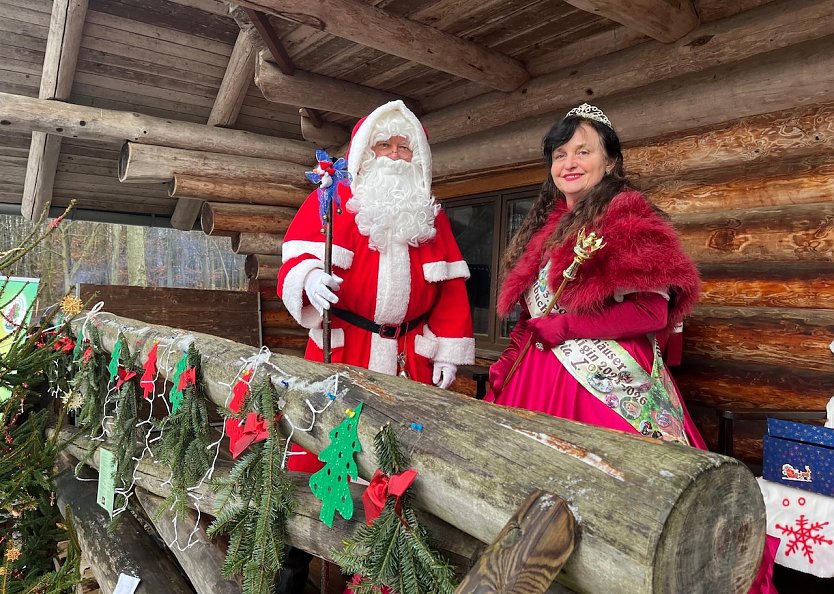 Weihnachtszauber im Possenwald mit Weihnachtsmann und Blutbuchenk&ouml;nigin (Foto: Uwe Billeb)