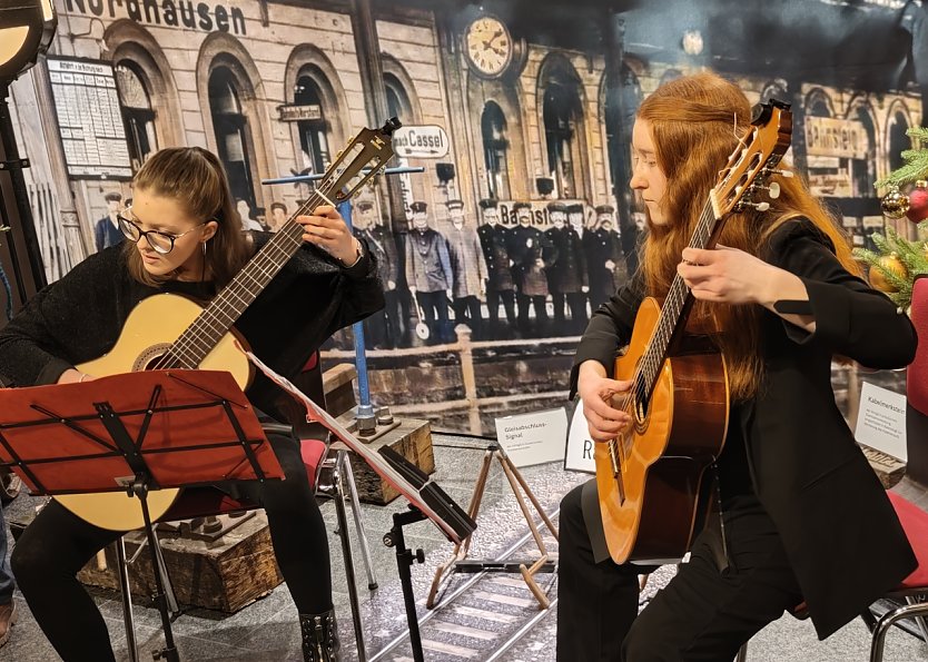 Musikalisch umrahmt wurde die Vernissage durch Sofia Wolf und Helene M&uuml;ller (Foto: nnz)