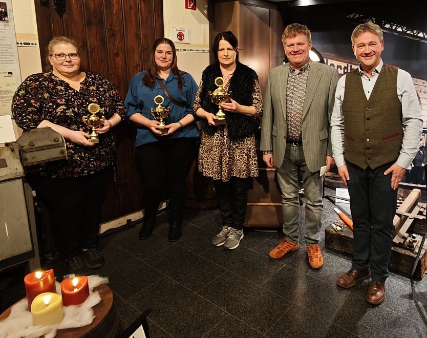 Die drei Preistr&auml;gerinnen mit Innungschef Martin Srocke und Tradi-Leiter Thomas M&uuml;ller (Foto: nnz)