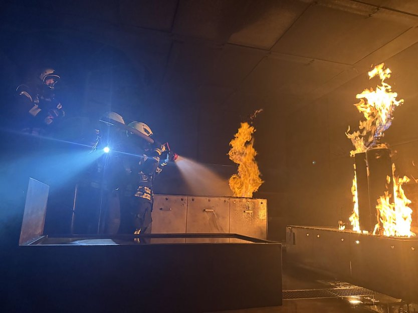 &Uuml;bung im Brandsimulator (Foto: Moreen Heinemann)