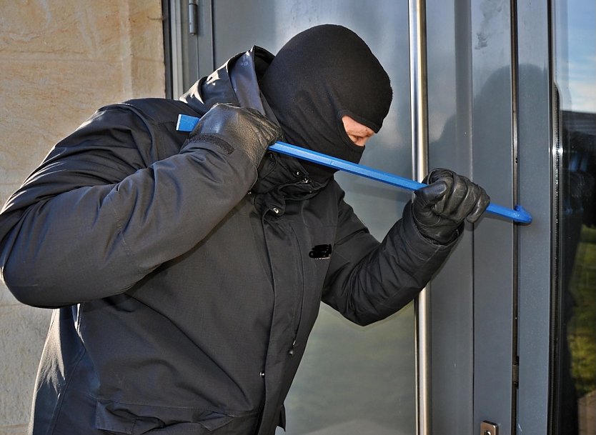 Symbolbild Einbrecher mit Stemmeisen (Foto: Pixabay-S_Salow) Symbolbild Einbrecher mit Stemmeisen (Foto: Pixabay-S_Salow)