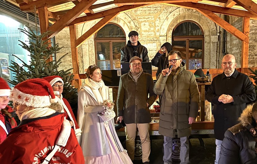 Der Gewerbeverein Bad Langensalza bei der Er&ouml;ffnung des Weihnachtsmarktes 2025 (Foto: Eva Maria Wiegand)