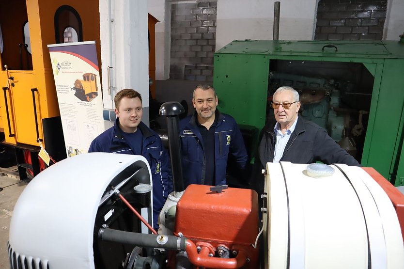 Louis Piskulla, Kai Krauth&ouml;fer und Udo K&uuml;rbis vor der Brockenhexe, die gerade gemeinschaftlich instandgesetzt wird (Foto: Schachtbau)