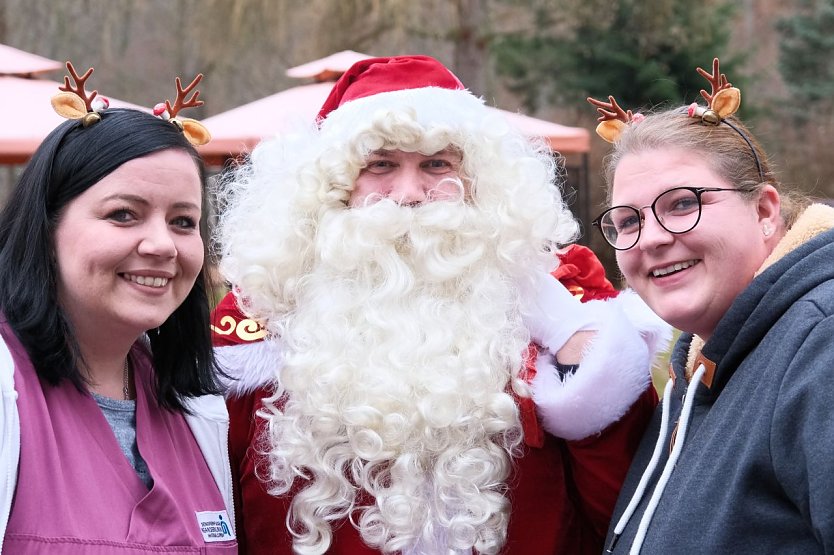 2 Engel und der Weihnachtsmann) (Foto: Tim Schäfer) 2 Engel und der Weihnachtsmann) (Foto: Tim Schäfer)