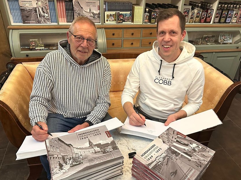 Hans-Peter Wolff und Markus Veit haben die gestern &uuml;ber 70 Exemplare des neuen Bildbandes signiert (Foto: Archiv Wolff)
