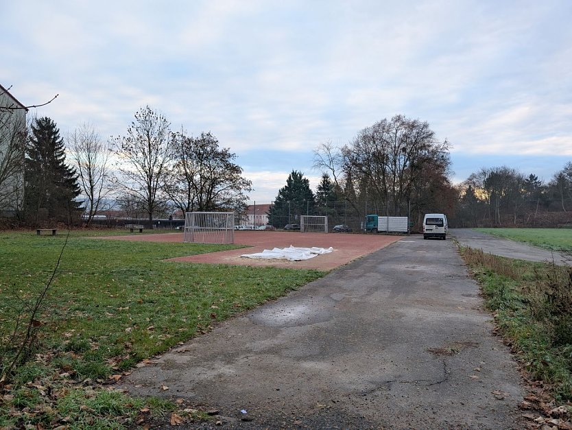 Die neue Weitsprunggrube, die ausgebesserte Harttartanfl&auml;che und die sanierte Laufbahn werden bereits f&uuml;r den Schulsport genutzt. Auch der Bolzplatz steht allen Interessierten bereits zur Verf&uuml;gung.  (Foto: Janine Skara)