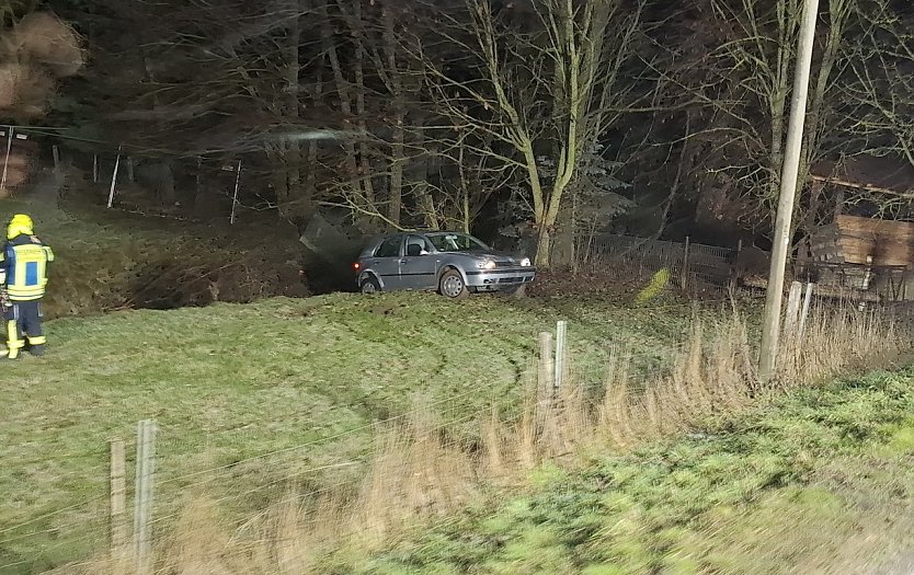 Unfallwagen muss abgeschleppt werden (Foto: Feuerwehr)