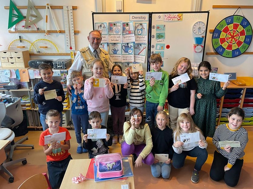 Junge Briefmarkensammler an der Brecht-Schule (Foto: Katja Vopel)