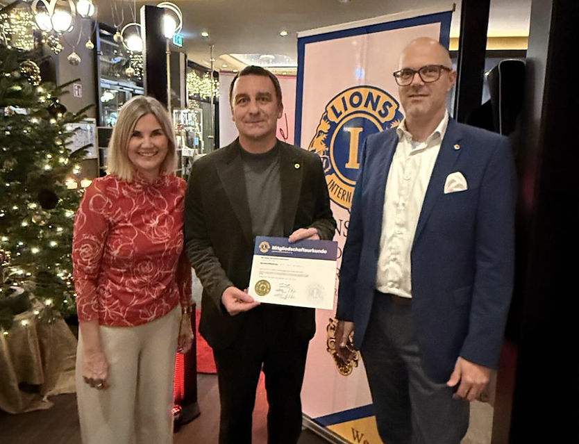Sven Pistorius hat seine "Lions Nadel" erhalten (Foto: Lions Club) Sven Pistorius hat seine "Lions Nadel" erhalten (Foto: Lions Club)
