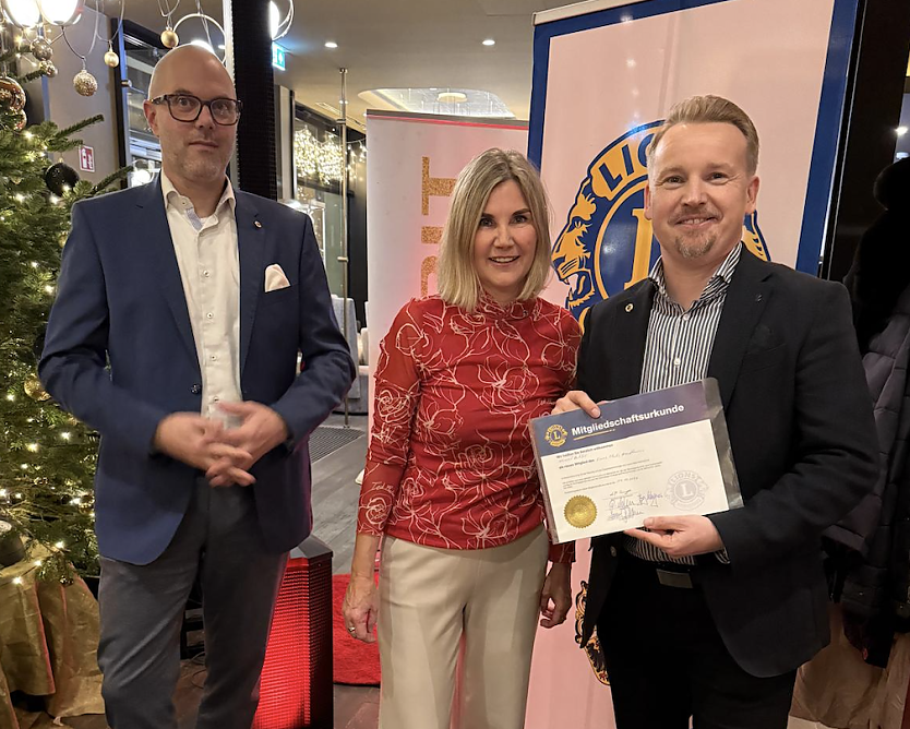 Auch Marcel Kübler wurde als neues Mitglied in die Reihen der Lions aufgenommen (Foto: Lions Club) Auch Marcel Kübler wurde als neues Mitglied in die Reihen der Lions aufgenommen (Foto: Lions Club)