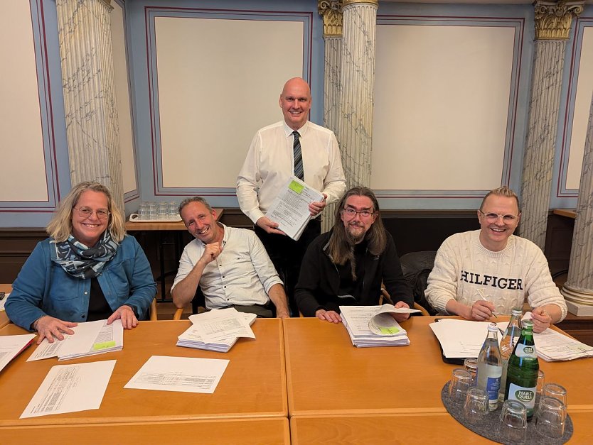 Ausz&auml;hlung der Stimmen zum B&uuml;rgerbuget im Hauptausschuss (Foto: Janine Skara)