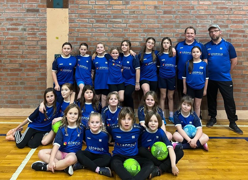 Die jungen Damen des VfB Werther im neuen Trainingsdress (Foto: Yvonne Kopf)