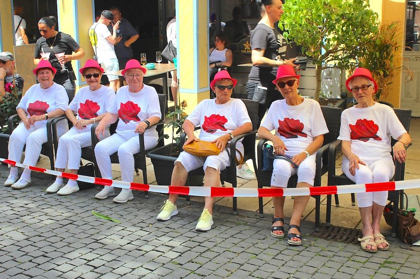 Gut gelaunte Seniorinnen beim Brunnenfest in Bad Langensalza (Foto: Eva Maria Wiegand)