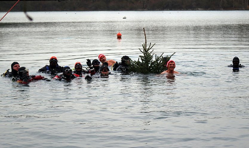 Weihnachtstauchen der Wasserwacht (Foto: Silke Schulze)