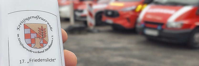 Übergabe des Friedenslichts aus Bethlehem an die Kreisjugendfeuerwehren. (Foto: Sebastian Albert) Übergabe des Friedenslichts aus Bethlehem an die Kreisjugendfeuerwehren. (Foto: Sebastian Albert)