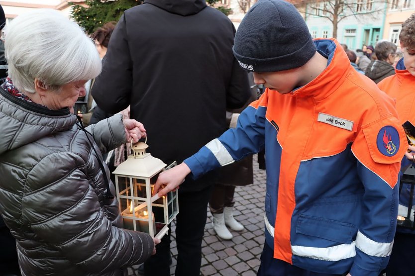 Das Friedenslicht ist in Heiligenstadt angekommen und wurde weiter verteilt (Foto: Oliver Henkel) Das Friedenslicht ist in Heiligenstadt angekommen und wurde weiter verteilt (Foto: Oliver Henkel)